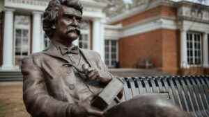 Picture of Mark Twain sitting on a bench